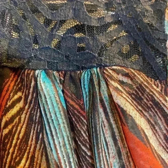 Figueroa & Flower top with Boho look colors are teal brown tan cream & rust Lg. - Picture 7 of 10